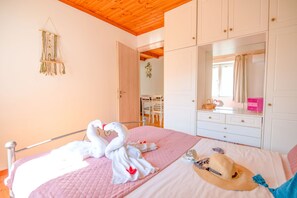 Iron/ironing board, travel cot, bed sheets - Porto Saint Stephanos (Άγιος Στέφανος)
