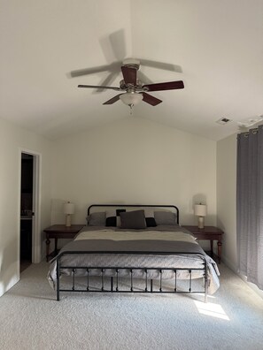 Tabla de planchar con plancha, wifi, ropa de cama