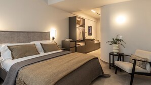 Un dormitorio moderno con una cama grande, un escritorio y una silla.