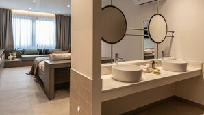 Ein modernes Badezimmer mit zwei Waschbecken, einem großen Spiegel und einem Fenster mit Vorhängen.