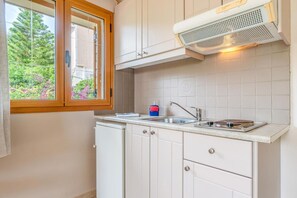Fridge, coffee/tea maker, cookware/dishes/utensils - Ithaki Apt in Gaios with 1 bedrooms and 1 bathrooms (Gaios)