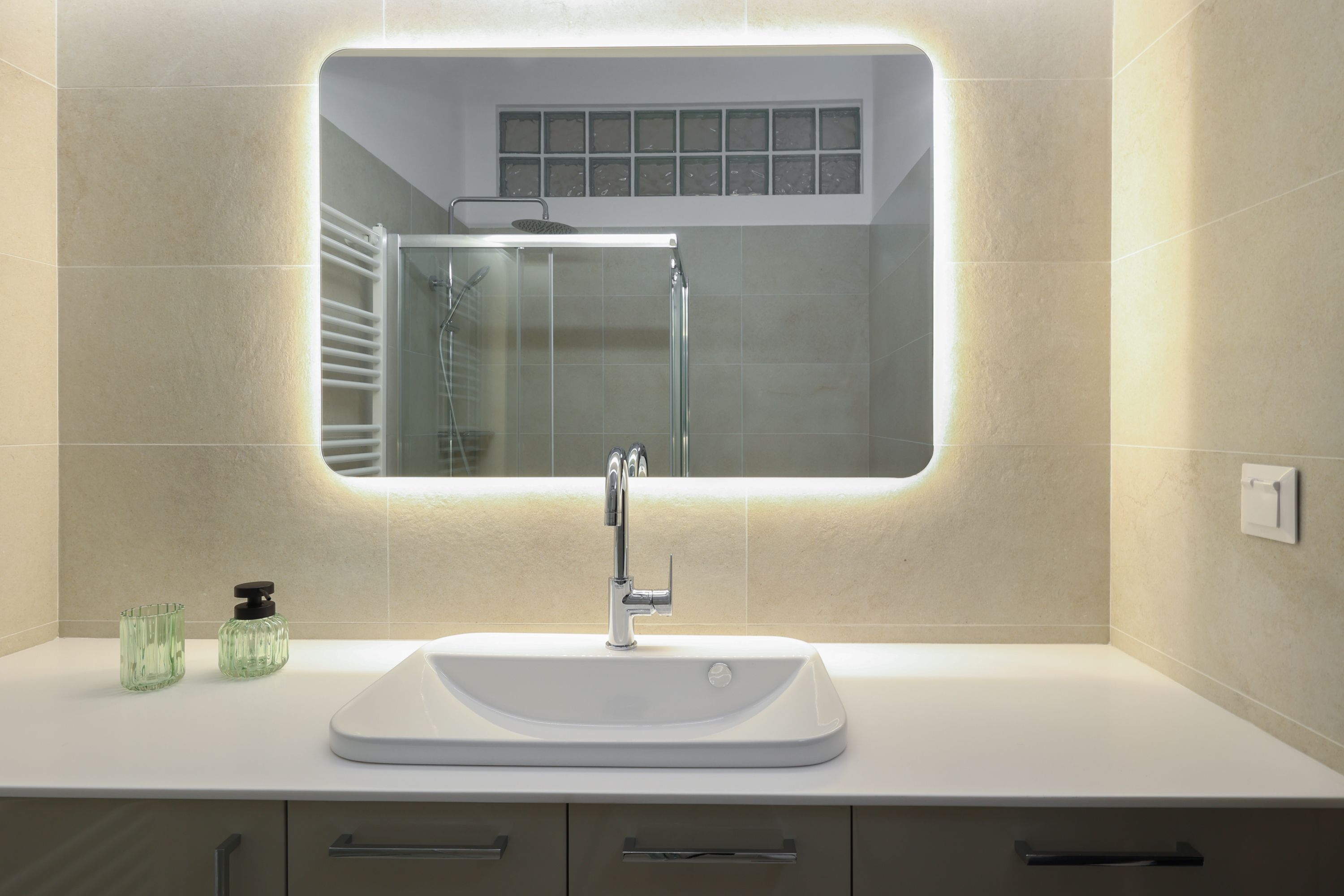 Shower, hair dryer, towels