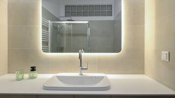 Shower, hair dryer, towels