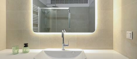 Douche, sèche-cheveux, serviettes fournies
