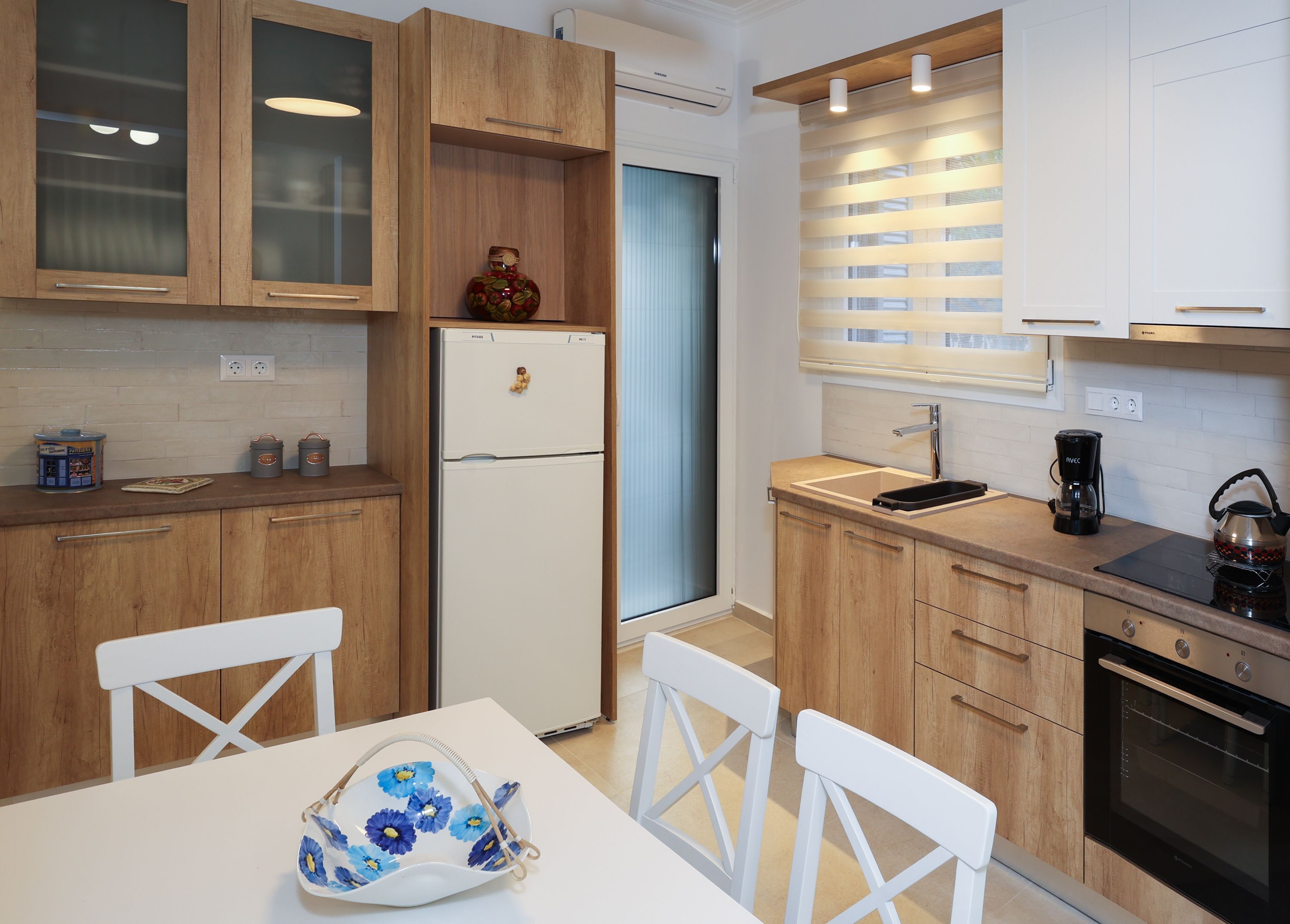 Wasserkocher mit Kaffee-/Teezubehör, Kühlschrank, Ofen, Herdplatte