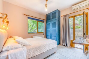 1 slaapkamer, een strijkplank/strijkijzer, reisbedje, beddengoed
