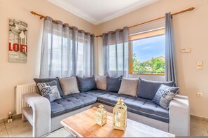 TV, books, stereo - Zante Apt in Gaios with 1 bedrooms and 1 bathrooms (Gaios)