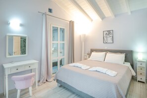 1 habitación, escritorio, tabla de planchar con plancha y cuna de viaje 