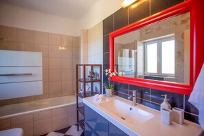 Douche, sèche-cheveux, serviettes fournies