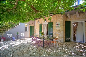 Outdoor dining - Villa Yiarios in Corfu (Corfu)