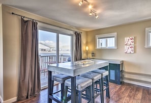 Dining - Waterfront Astoria Condo on Pier with Balcony (Astoria)