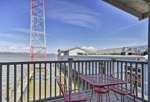 Outdoor dining - Waterfront Astoria Condo on Pier with Balcony (Astoria)