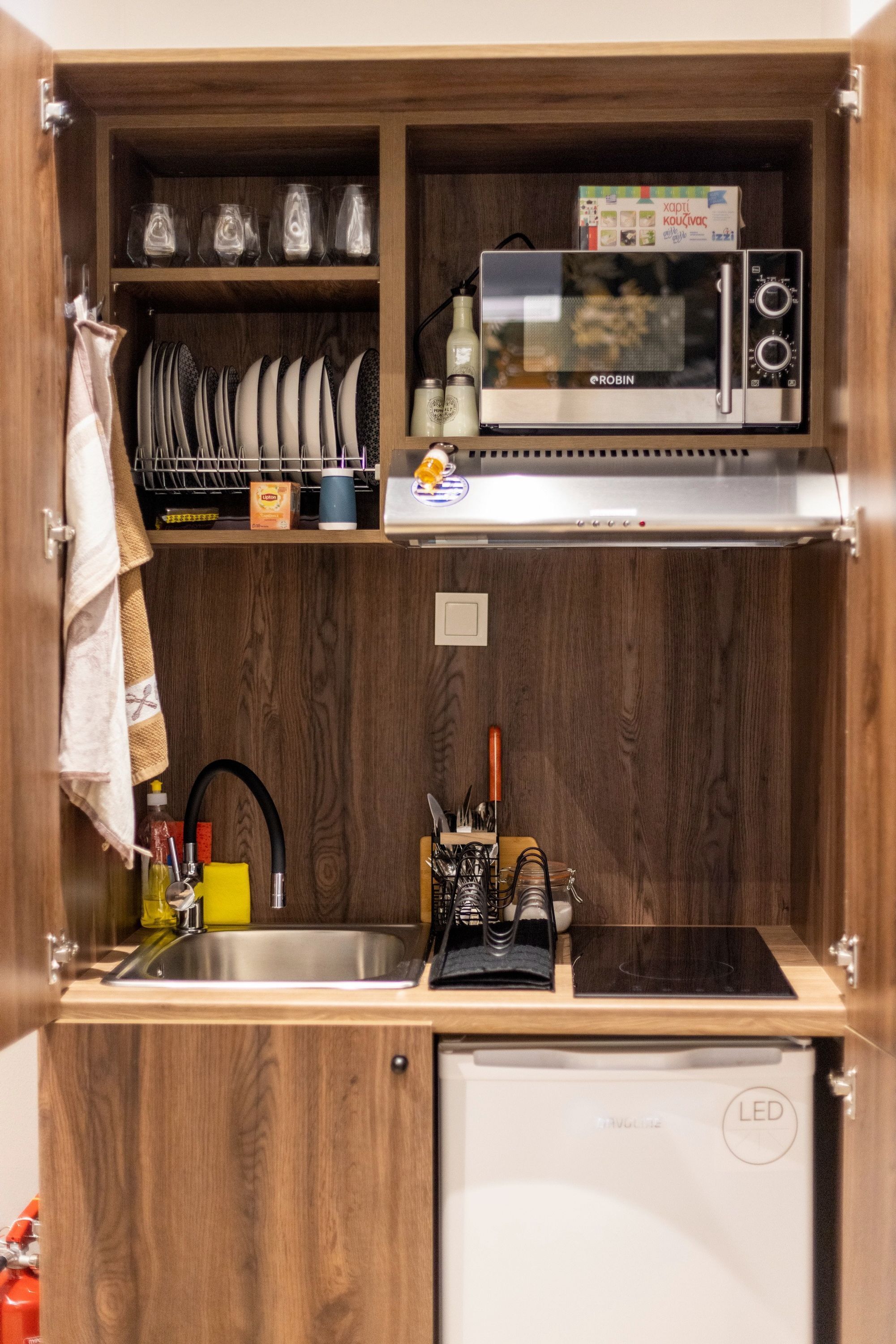 Wasserkocher mit Kaffee-/Teezubehör, Kühlschrank, Mikrowelle