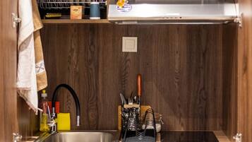 Wasserkocher mit Kaffee-/Teezubehör, Kühlschrank, Mikrowelle