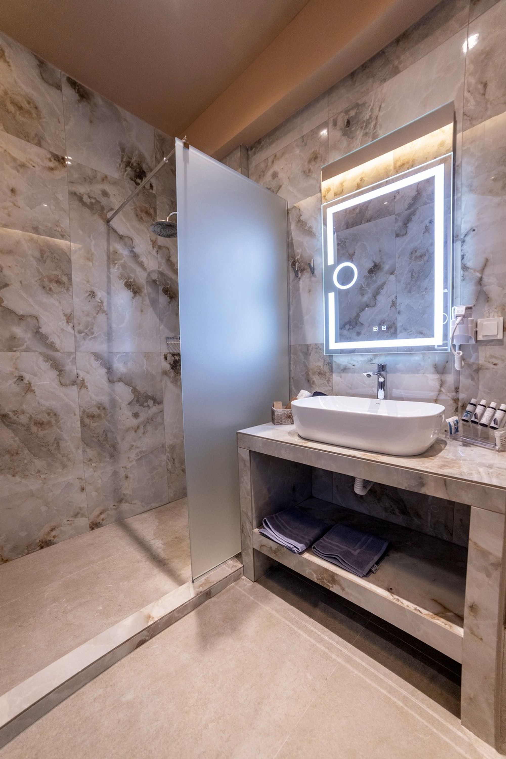 Shower, hair dryer, towels