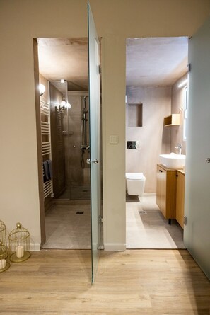 Shower, hair dryer, towels - Trikala Mall Suites Luxury Suite Number 24 (Trikala)