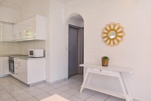 Fridge, microwave, oven, stovetop - Villa Hera  Periyali (Zakynthos)