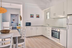 Fridge, microwave, oven, stovetop - Villa Kalliopi Periyali (Zakynthos)