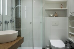 Ducha, secador de pelo y toallas