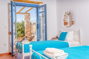 5 bedrooms, desk, iron/ironing board, travel cot - Villa Ioanna for 10 - AllParos Villas (Paros)