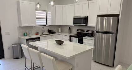 Chic New Build Duplex /King Suite & Cover Lanai