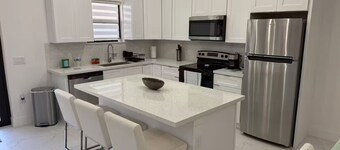 Chic New Build Duplex /King Suite & Cover Lanai