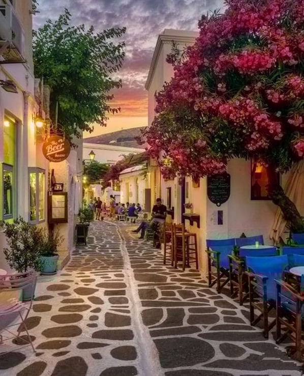 Outdoor dining - Stephany's Skyline Studio (Paros)