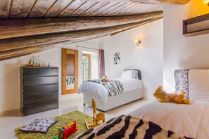 5 habitaciones, tabla de planchar con plancha y cuna de viaje 