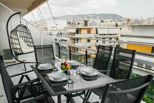 Spacious seaside flat at alimos