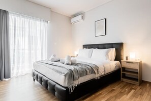 Desk, iron/ironing board, travel cot, free WiFi - Spacious and sunlit seaside flat (Alimos)