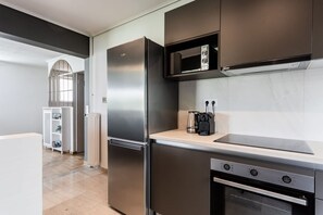 Réfrigérateur, four à micro-ondes, un four, surface de cuisson