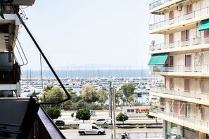 Property grounds - Spacious and sunlit seaside flat (Alimos)