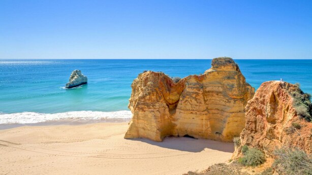 A beach with large rock formations and clear blue water. - Villa Praia in Albufeira (Albufeira)