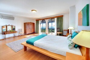5 bedrooms, iron/ironing board, travel cot, bed sheets - Villa Mar in Albufeira (Albufeira)