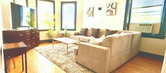 Midway Hideaway - Spacious Chicago Apartment Near Midway Airport