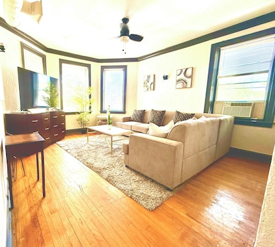 Midway Hideaway - Spacious Chicago Apartment Near Midway Airport