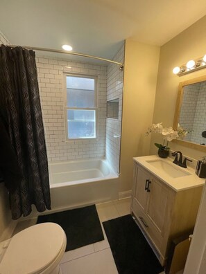 Hiustenkuivaaja, pyyhkeet, saippua, vessapaperi