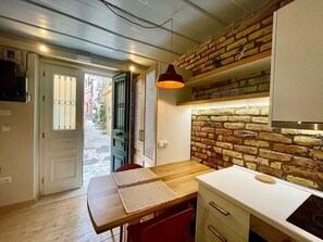Fridge, oven, stovetop, toaster - Kukuvayia's Nest-Centre Old Town Corfu (Kerkira)