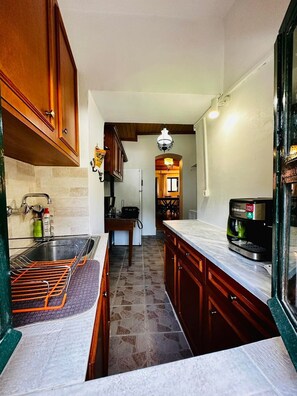 Fridge, oven, stovetop, coffee/tea maker - Kansoneta-Traditional Mansion in Gastouri Village (Achilleio)