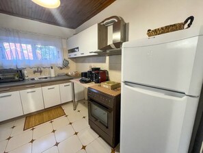 Réfrigérateur, four, plaque de cuisson, cafetière/bouilloire