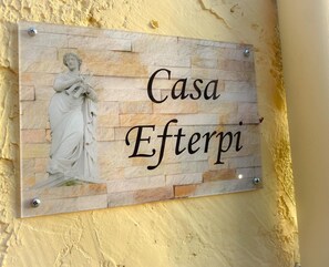 A sign with a statue and the text "Casa Efterpi". - Casa Efterpi-Achilleion Village (Achilleio)
