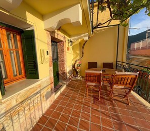 Outdoor dining - Casa Efterpi-Achilleion Village (Achilleio)