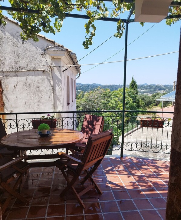 Outdoor dining - Casa Efterpi-Achilleion Village (Achilleio)