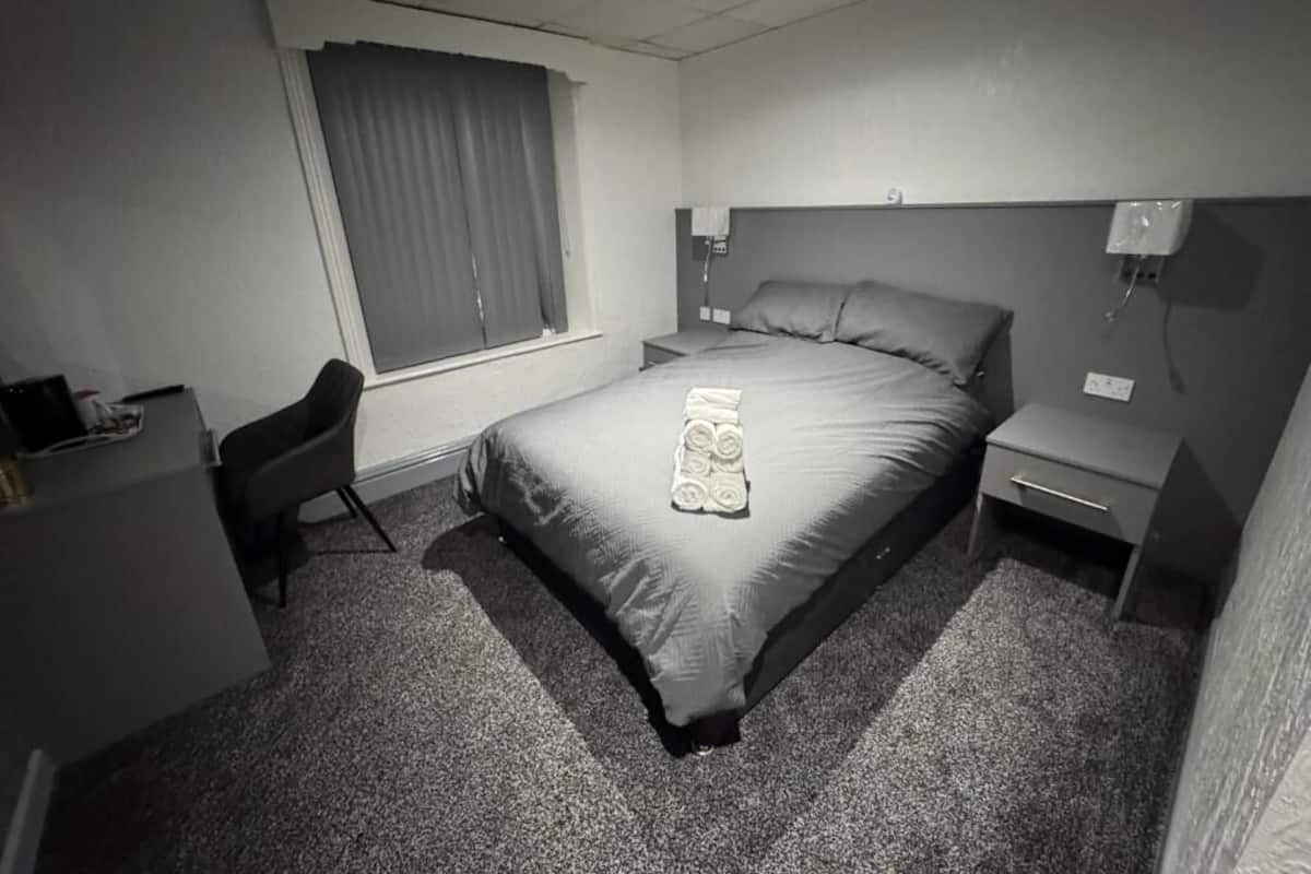 Escritorio, espacio para trabajar con laptop y wifi gratis