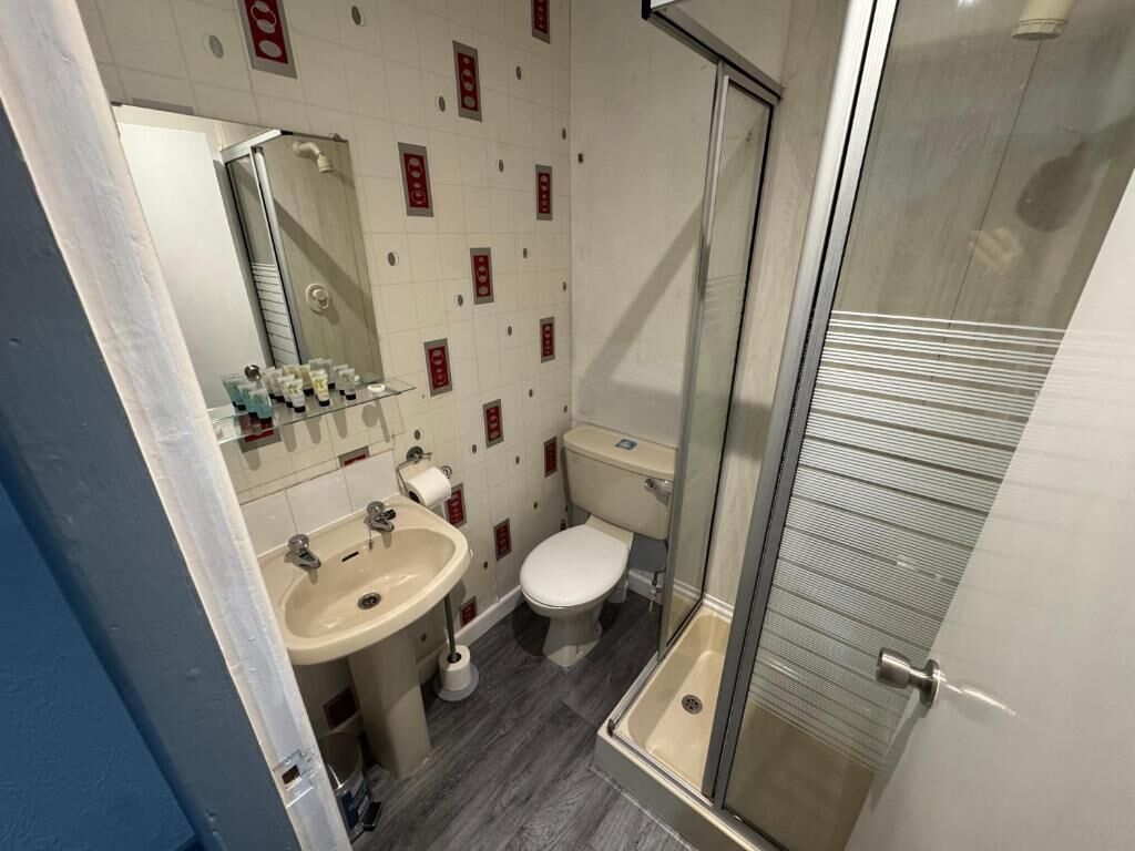 Chuveiro, produtos de toalete grátis, sabonete, shampoo