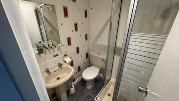 Chuveiro, produtos de toalete grátis, sabonete, shampoo