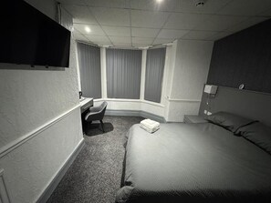 Desk, laptop workspace, free WiFi - Waverley Beach Hotel (Blackpool)