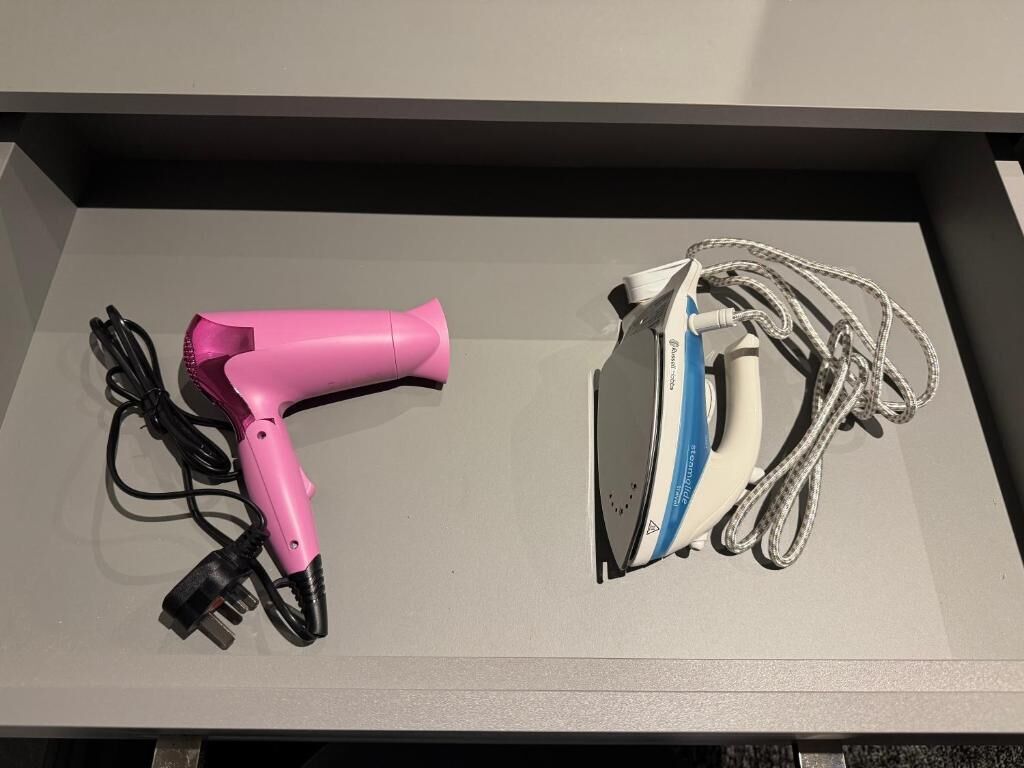 Een douche, gratis toiletartikelen, zeep, shampoo