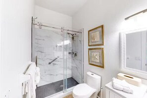 Dusche, Haartrockner, Handtücher, Seife