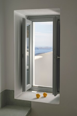 Canto de um quarto com janela para a praia.